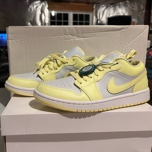 Size 9 wmns lemonade Jordan 1 deadstock